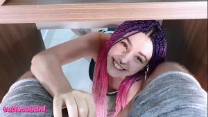 Image Video porno novinha pagando boquete para o primo de baixo da mesa